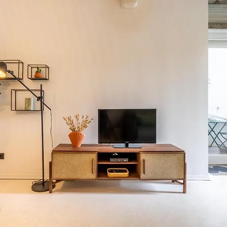 The Priest's By Lovelystay Apartment